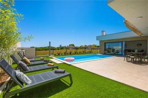 a backyard with a swimming pool and a house at Villa Aura in Pula