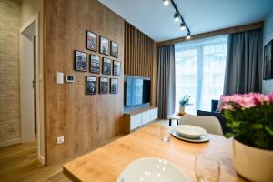 TV a/nebo společenská místnost v ubytování Laguna Beskidów Resort - Apartament B33 + 34 fotografií