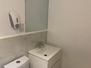 Bathroom sa Splendid Apartments - Embassy Gardens