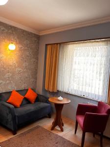 ein Wohnzimmer mit einem Sofa und einem Tisch in der Unterkunft Lonca Butik Hotel in Giresun