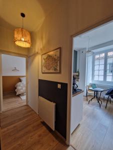 Llit o llits en una habitació de Gîte Des Tables - Cathédrale, Cœur historique, Vue