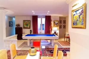 a living room with a pool table in it at Trois Conils - Localisation exceptionnelle 3 chambres 3 salles de bain Parking in Bordeaux +10 photos