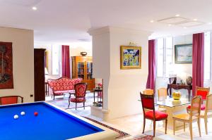 a living room with a pool table at Trois Conils - Localisation exceptionnelle 3 chambres 3 salles de bain Parking in Bordeaux