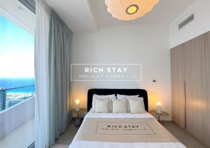 a bedroom with a bed with a highstay holiday homes lie at Harmonious 3BR in Stella Maris, Sea View, Marina in Dubai