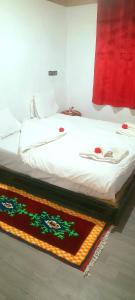 Aït ZiriにあるMaison D'hôtes Dar Afraの以下が備わるドミトリールームのベッド1台分です: