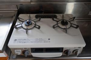 a stove with two burners on top of it at 木の家ゲストハウス4号館 in Mito