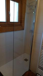 y baño con ducha acristalada y ventana. en Appartement avec Terrasse en Chamonix-Mont-Blanc