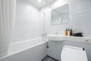 baño blanco con bañera, aseo y lavamanos en The One Five Garden Kurashiki - Vacation STAY 95745v, en Kurashiki