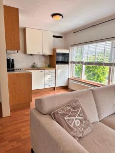 ein Wohnzimmer mit einem Sofa und einer Küche in der Unterkunft Hotel Brasserie Smits in Wemeldinge