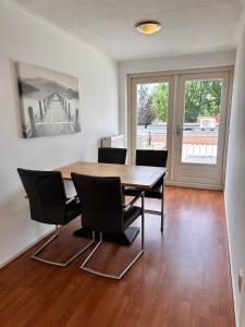 - une salle à manger avec une table et des chaises dans l'établissement Hotel Brasserie Smits, à Wemeldinge