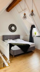 a bedroom with a bed in a attic at AMAO-Green I 90qm I Zentrum I Maisonette I Dachterrasse I King-Size Boxspringbetten I EuropaPark in Lahr