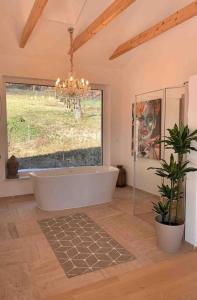a large bathroom with a tub and a window at Villa Amelie' Wochenend- und Ferienhaus in Heimschuh