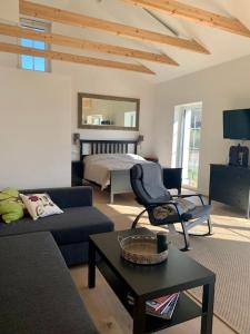 a living room with a couch and a bed at Villa Amelie' Wochenend- und Ferienhaus in Heimschuh