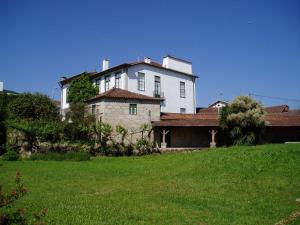 Estrebuela House في بارديس: بيت ابيض كبير جالس على ارض خضراء