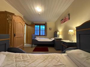 - une chambre avec un lit, un lit et une fenêtre dans l'établissement Ferienhaus "Johanna", à Stiege