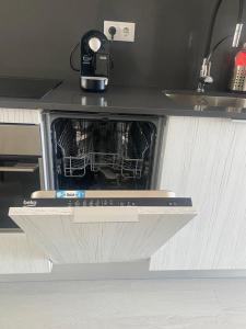 Un lave-vaisselle est disponible dans la cuisine. dans l'établissement Aveiro Sweet Twins, à Aveiro 3 autres photos
