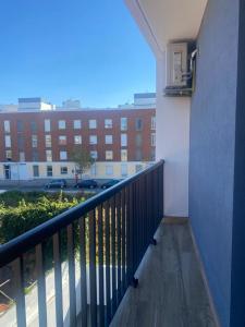 un balcon avec vue sur un immeuble dans l'établissement Aveiro Sweet Twins, à Aveiro