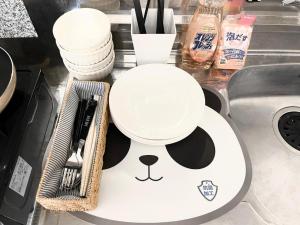 東京にある池袋電車2分 2Roomsのパンダのお皿と食器が置かれたキッチンカウンター