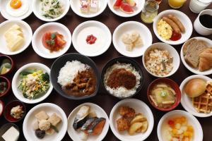 前桥市Dormy Inn Maebashi的餐桌上满盘食物的桌子