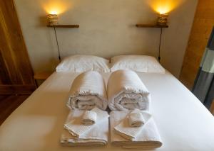 a bedroom with two beds with towels on them at Le Spine B&B sulla Via Francigena in Berceto +42 photos