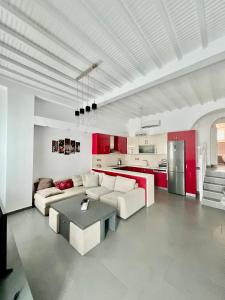 ein Wohnzimmer mit einem Sofa und einem Tisch in der Unterkunft Beautiful apartment in Mykonos town ! in Mykonos Stadt