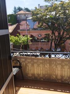 un balcon avec vue sur une ville dans l'établissement Апартамент на Абашидзе, à Batoumi 1 autre photo