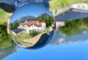 um reflexo de uma casa numa bola de vidro em Waldschlössl Schneedörfl em Reichenau