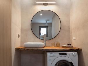 bagno con specchio e lavatrice. di Alavastros City Center a Città di Zante Altre 15 foto