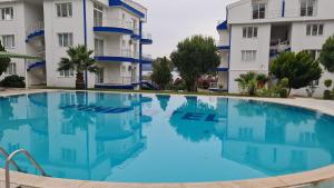 een zwembad voor twee appartementsgebouwen bij White Bay Resort in Didim