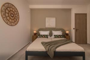 una camera da letto con un letto grande con due cuscini di Alavastros City Center a Città di Zante