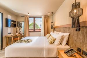 Rúm í herbergi á Hotel Pyriá
