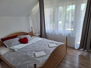 Postel nebo postele na pokoji v ubytování Nikolett apartman