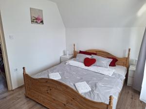 Postel nebo postele na pokoji v ubytování Nikolett apartman