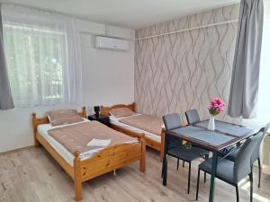 Postel nebo postele na pokoji v ubytování Nikolett apartman