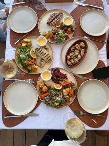 uma mesa com pratos de comida em Hotel Kuč em Budva