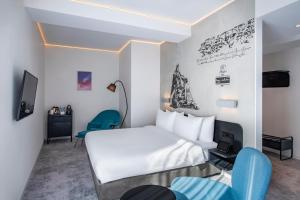 Postel nebo postele na pokoji v ubytování Golden Tulip Design Tbilisi