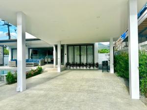 象島的住宿－Zensiri pool villa Koh Chang H1，大型房屋设有门廊和天井。
