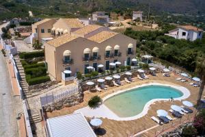 einen Luftblick auf ein Resort mit einem Pool in der Unterkunft Baglio Dello Zingaro in Scopello