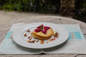 une assiette blanche avec une pâtisserie sur une table dans l'établissement Golden Hill Cottage Nusa Penida, à Nusa Penida