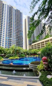 una gran piscina frente a algunos edificios altos en Family friendly - 3 Bedrooms 6 Pax - Free Parking, en Johor Bahru