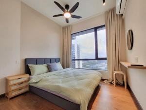 Un dormitorio con una cama con ventilador de techo y una ventana. en Family friendly - 3 Bedrooms 6 Pax - Free Parking, en Johor Bahru 35 fotos más