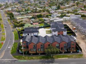 an overhead view of a suburb with houses and a street at Nice 3 bedroom Townhouse U2 in Hamilton