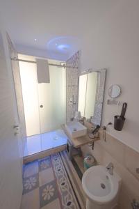 A bathroom at Sotto il Castello B&B