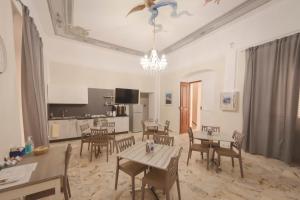 A television and/or entertainment centre at Sotto il Castello B&B
