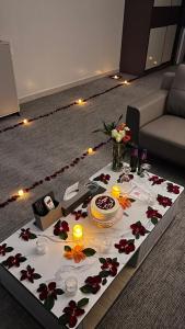 een tafel in een woonkamer met bloemen erop bij فندق قمم بارك Qimam Park Hotel 7 in Al Baha