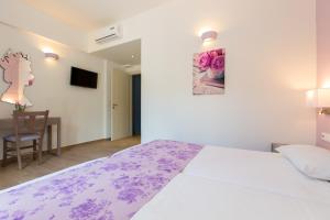 Posteľ alebo postele v izbe v ubytovaní Alonia Villa, Refined Living with 50m2 Private Pool, By ThinkVilla