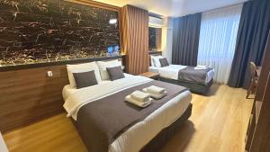 Elite Marmara Old City في إسطنبول: غرفة فندق بسرير كبير عليها مناشف