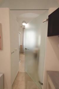 A television and/or entertainment centre at Sotto il Castello B&B