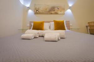 A bed or beds in a room at Sotto il Castello B&B