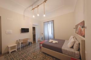 A television and/or entertainment centre at Sotto il Castello B&B Még 26 kép